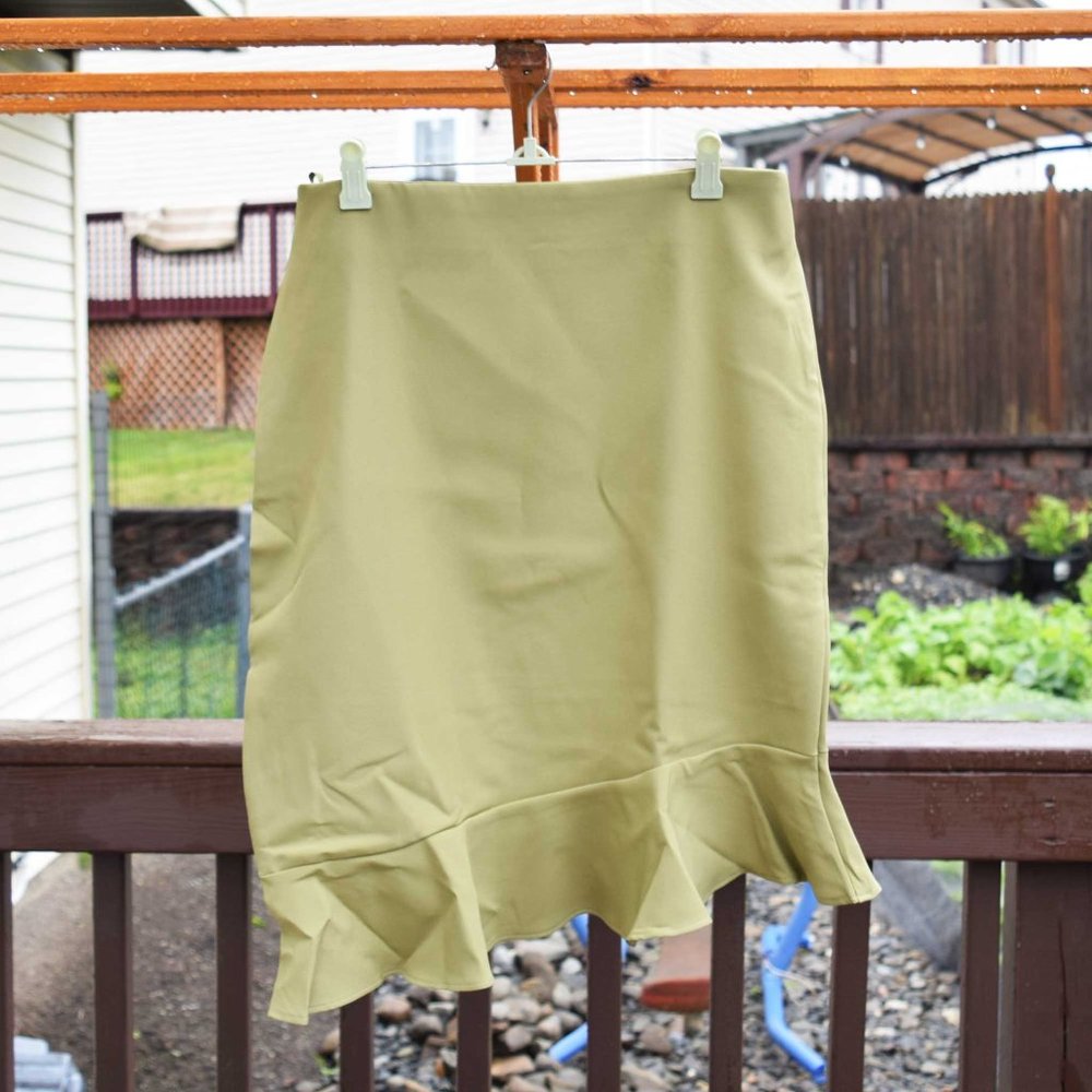 【SOLD】Solid Green Mermaid Office Midi Skirt - Picture 2 of 4